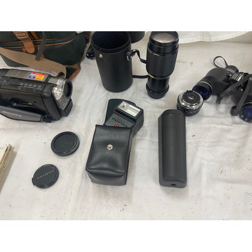 267 - Selection of camera equipment includes vivatar no 28128321, cam corder etc all untested