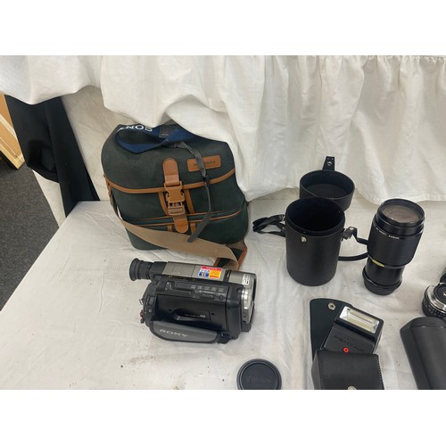 267 - Selection of camera equipment includes vivatar no 28128321, cam corder etc all untested