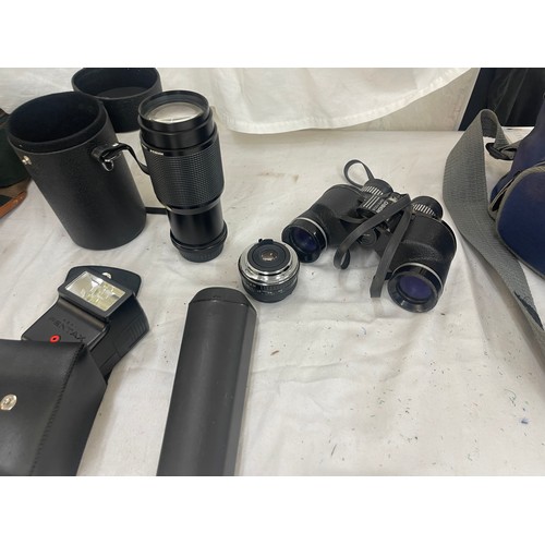 267 - Selection of camera equipment includes vivatar no 28128321, cam corder etc all untested