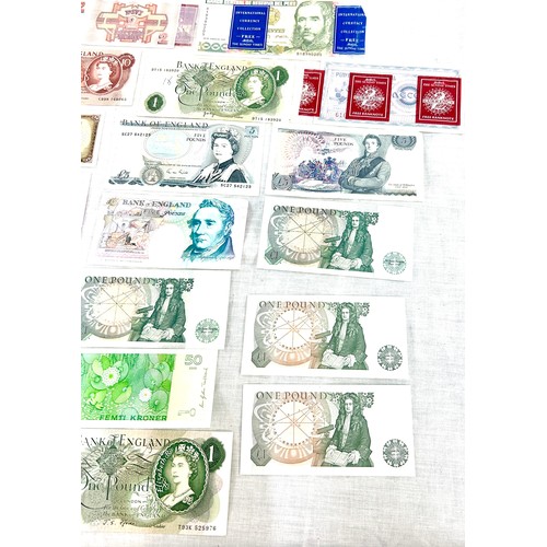 425 - Selection of vintage and later banknotes to include £1, £5 english notes etc