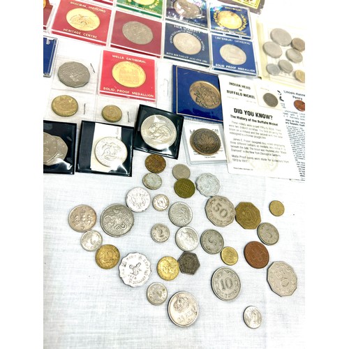 427 - Selection of vintage coins to include commemorative crowns etc