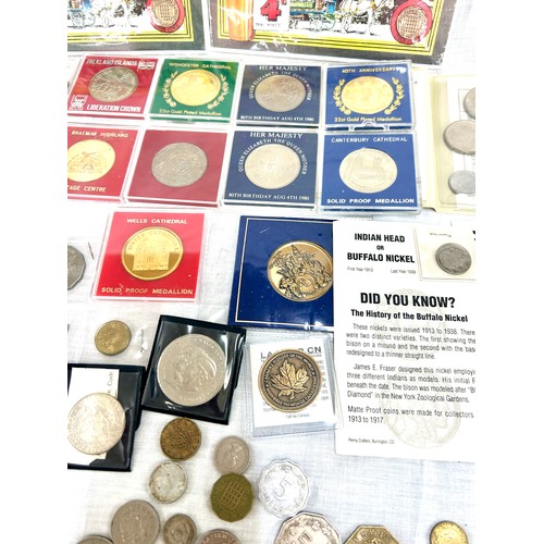 427 - Selection of vintage coins to include commemorative crowns etc