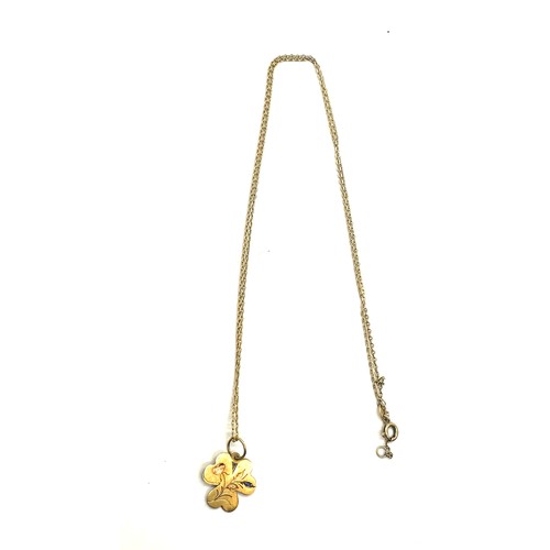 414 - 18ct Gold chain and a 20ct gold Clover pendant total weight 4 grams