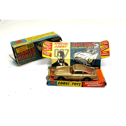 501 - Corgi 261 james bond aston martin d.b.5 boxed the box is in worn condition missing flaps