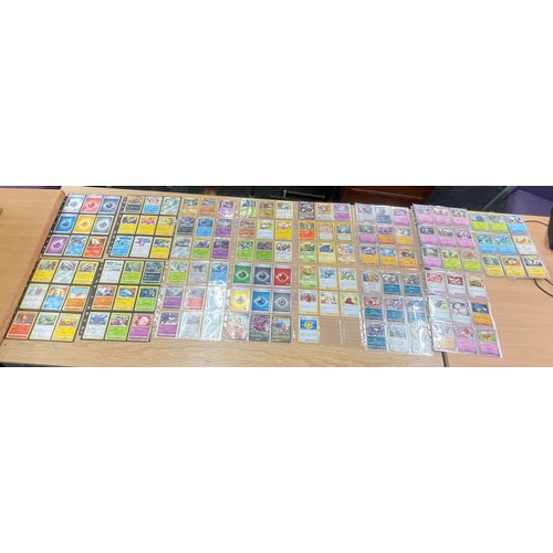 443 - Pokémon Trading Card Collection

This lot features a substantial Pokémon trading card collection:

-... 