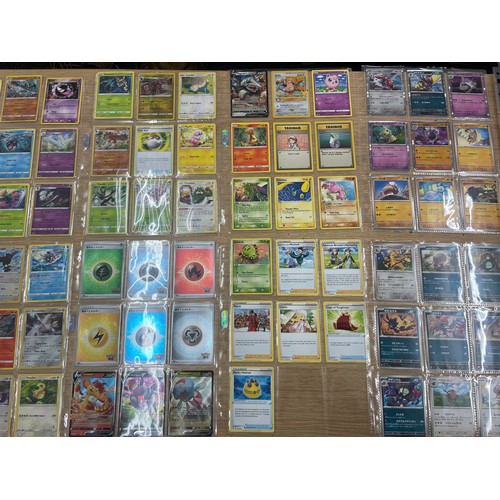 443 - Pokémon Trading Card Collection

This lot features a substantial Pokémon trading card collection:

-... 