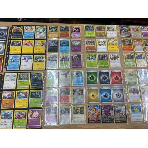 443 - Pokémon Trading Card Collection

This lot features a substantial Pokémon trading card collection:

-... 