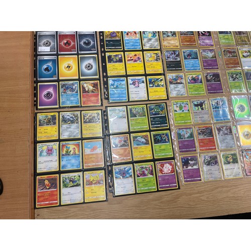 443 - Pokémon Trading Card Collection

This lot features a substantial Pokémon trading card collection:

-... 