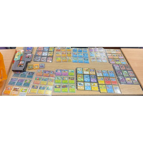 24 - Nintendo Collection

This lot features a comprehensive Nintendo collection:

Original pokemon phone ... 