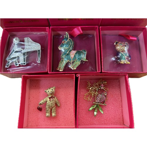 522 - Selection of 5 boxed Butler and Wilson pieces to include brooches/badges/ necklace