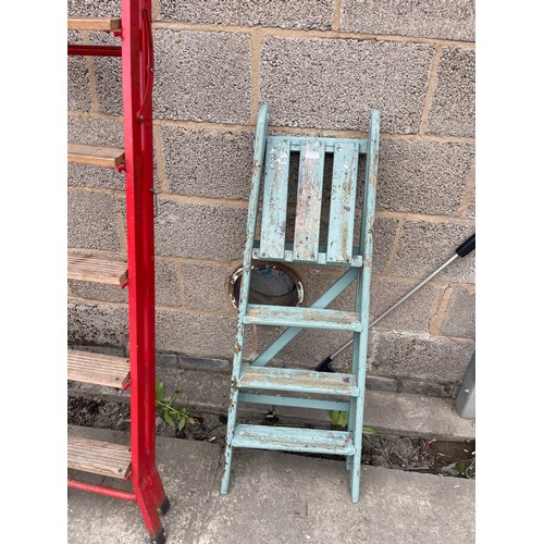 100L - Two pair of step ladders one wooden one metal tallest measures 76 inches tall