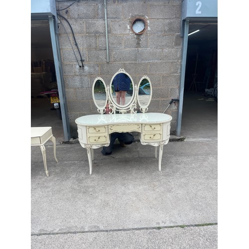 301 - Cream and gilt Queen Anne dressing table with mirror measures approx 29 inches tall, 53 wide and 21 ... 