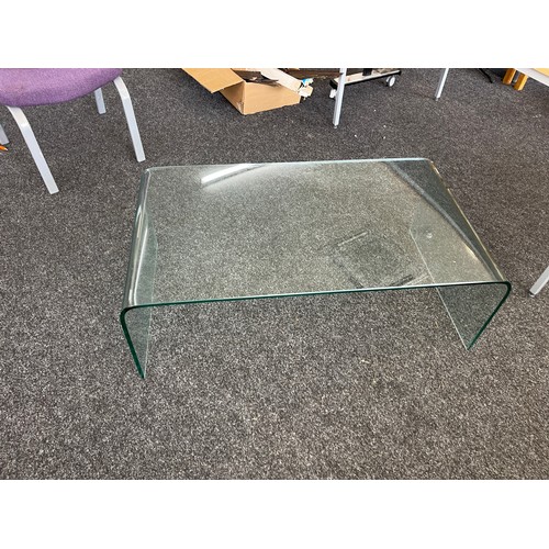 337A - Mid century glass coffee table measures approx 107 cm x 60 cm x 38 cm high 
MCM retro 60's/70's