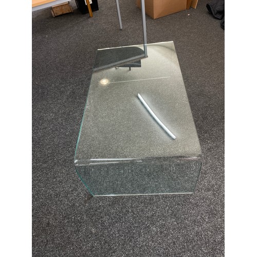 337A - Mid century glass coffee table measures approx 107 cm x 60 cm x 38 cm high 
MCM retro 60's/70's