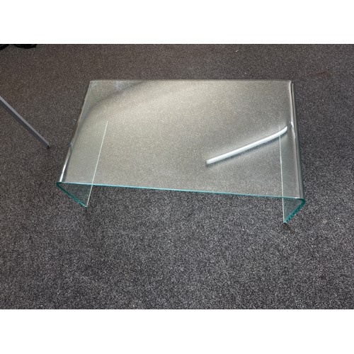 337A - Mid century glass coffee table measures approx 107 cm x 60 cm x 38 cm high 
MCM retro 60's/70's