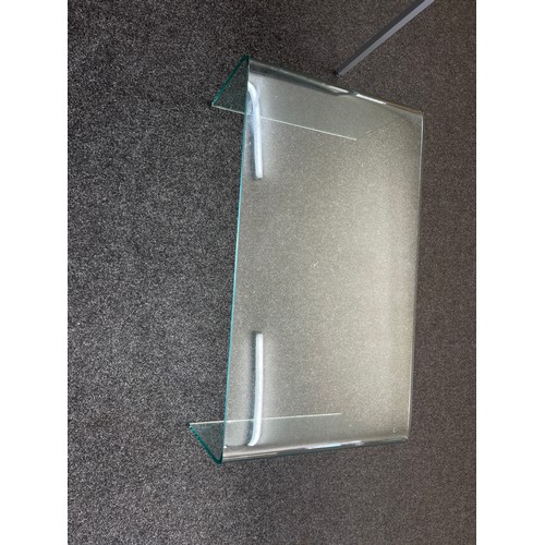 337A - Mid century glass coffee table measures approx 107 cm x 60 cm x 38 cm high 
MCM retro 60's/70's