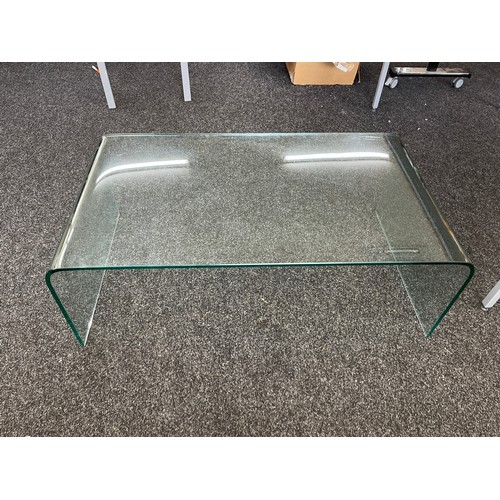 337A - Mid century glass coffee table measures approx 107 cm x 60 cm x 38 cm high 
MCM retro 60's/70's