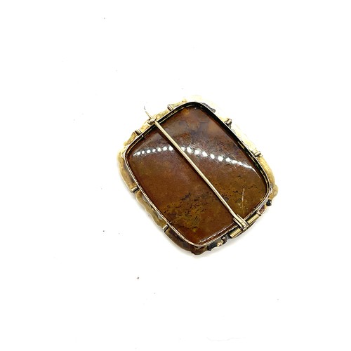 402 - Large agate gold mounted brooch unmarked tests as 12 ct size 4.5 cm x 3.9 cm approx weight 13.9 gram... 