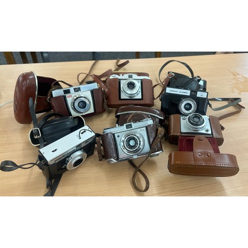 67 - Selection of vintage cameras to include Ilford, Kodak Retinette etc - untested