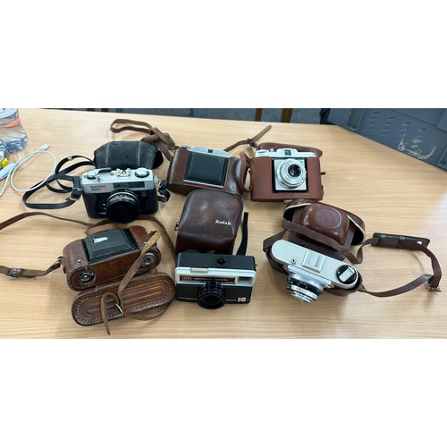 20 - Selection of vintage cameras to include Kodak recula, Richoh 80 EES etc - untested