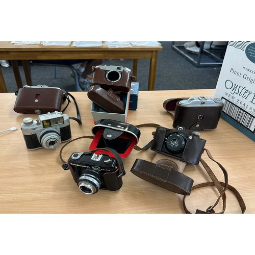 40 - Selection of vintage cameras to include Boots Beirette B.L., Atlas etc - untested