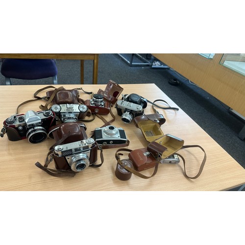 32 - Selection of vintage cameras to include Paxina, Kodak etc