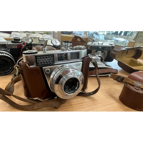 32 - Selection of vintage cameras to include Paxina, Kodak etc