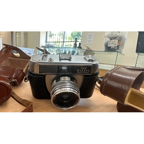 32 - Selection of vintage cameras to include Paxina, Kodak etc