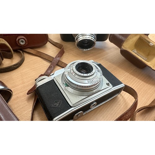 32 - Selection of vintage cameras to include Paxina, Kodak etc