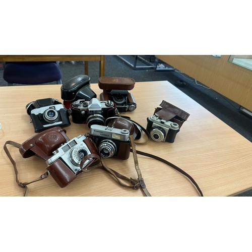 66 - Selection of vintage cameras to include Praktica Nova 1B, VVighander vitoret etc, untested