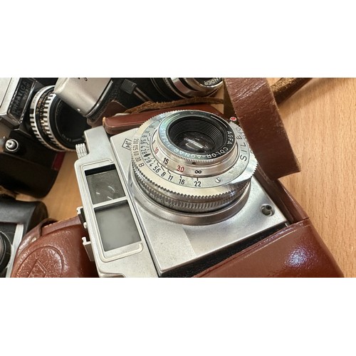 66 - Selection of vintage cameras to include Praktica Nova 1B, VVighander vitoret etc, untested