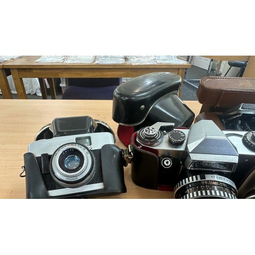 66 - Selection of vintage cameras to include Praktica Nova 1B, VVighander vitoret etc, untested