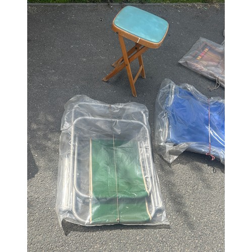 101L - Three vintage deck chairs, two folding chairs and a vintage stool