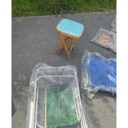 101L - Three vintage deck chairs, two folding chairs and a vintage stool