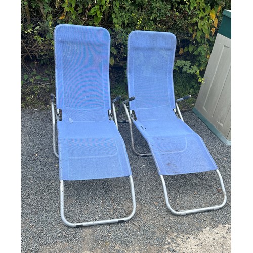 100K - Two outdoor sun loungers