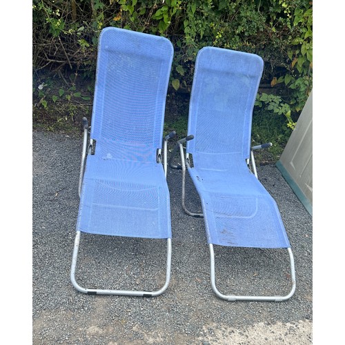 100K - Two outdoor sun loungers