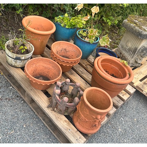 100V - 12 various sized garden planters to include terracotta and glazed largest measures approx 13 inches ... 