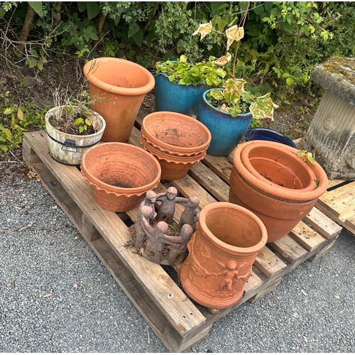 100V - 12 various sized garden planters to include terracotta and glazed largest measures approx 13 inches ... 