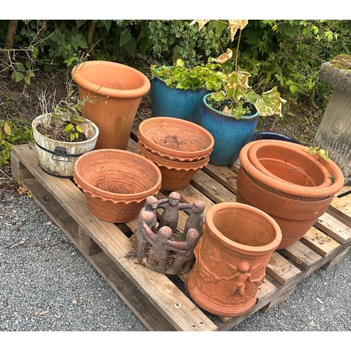 100V - 12 various sized garden planters to include terracotta and glazed largest measures approx 13 inches ... 