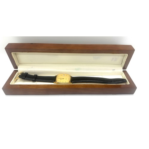 511 - 9ct gold cased Presentation wrist watch Geneve quartz