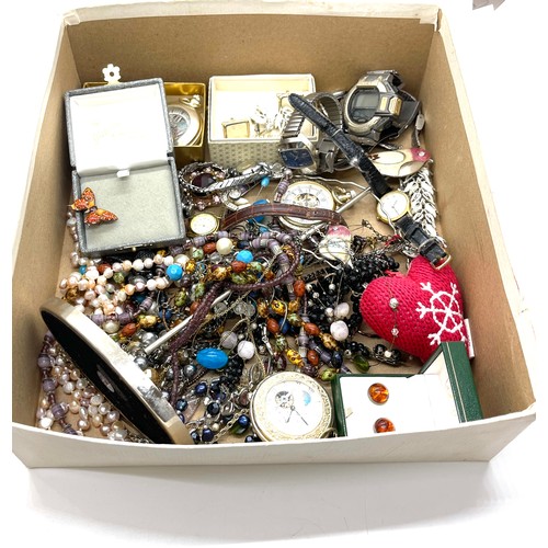 548 - Quantity of vintage costume jewellery