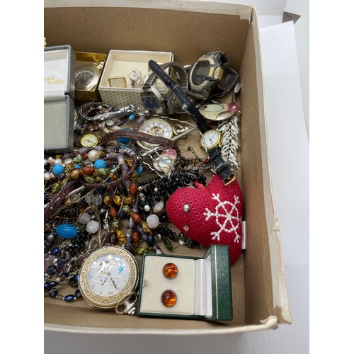 548 - Quantity of vintage costume jewellery