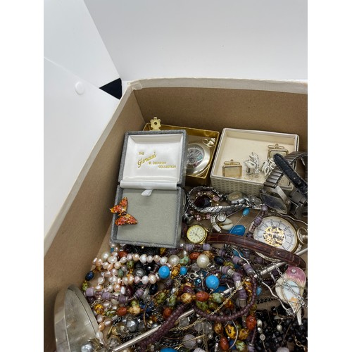 548 - Quantity of vintage costume jewellery