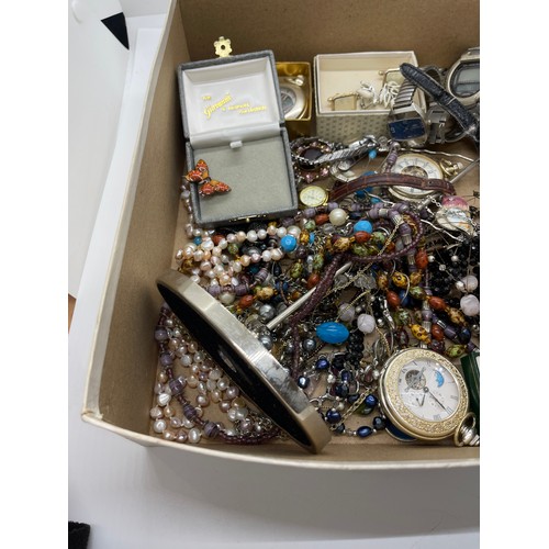 548 - Quantity of vintage costume jewellery