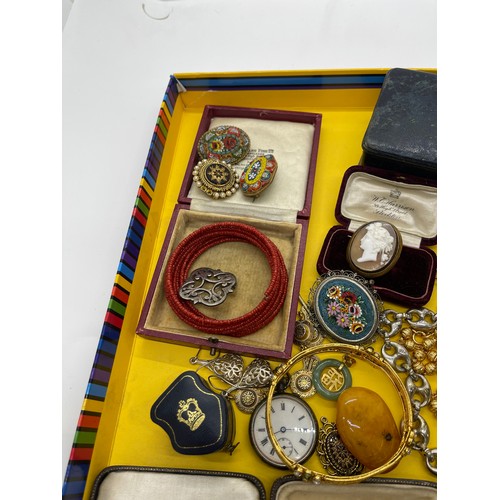 518 - Quantity of vintage costume jewellery