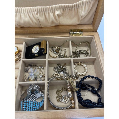 517 - Quantity of vintage costume jewellery