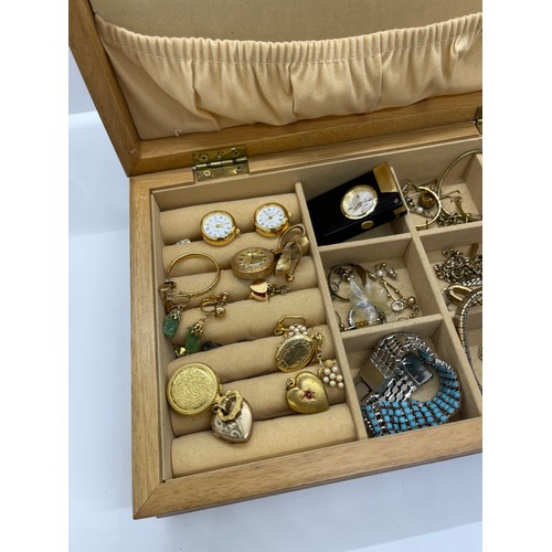 517 - Quantity of vintage costume jewellery