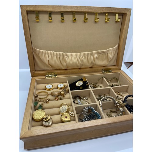 517 - Quantity of vintage costume jewellery