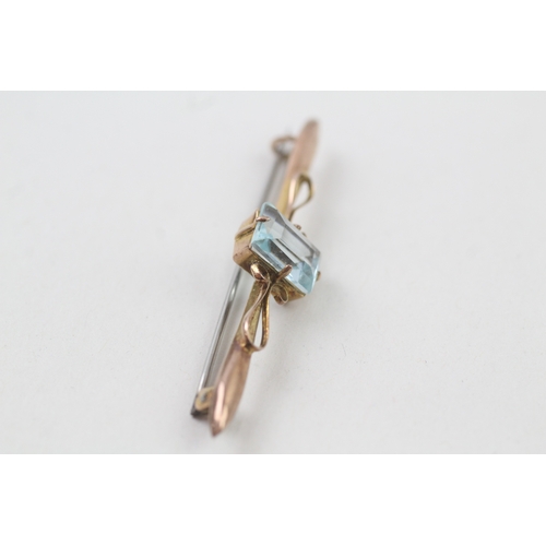 176 - 9ct gold blue paste set bar brooch (1.9g)