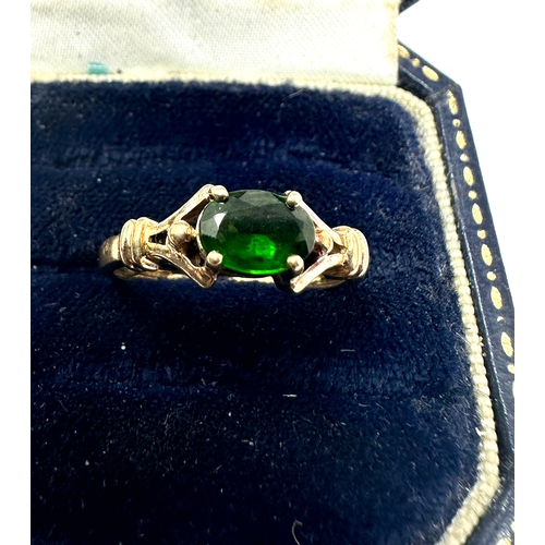 152 - 9ct gold diopside ring weight 2.5g